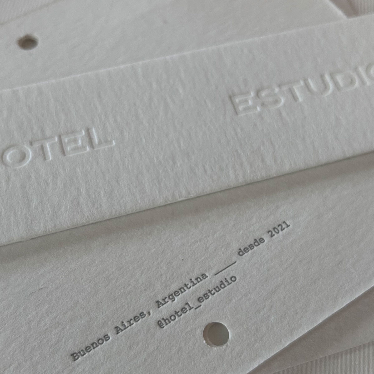 Etiquetas Y Tarjetones En Letterpress Hotel Estudio